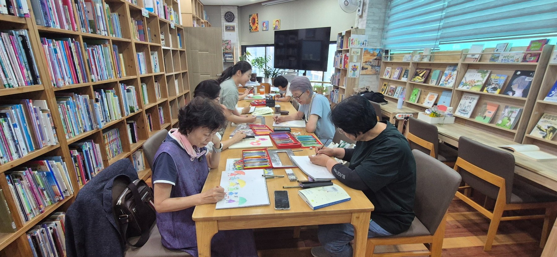 도서관에서 그림을 그리는 어르신들