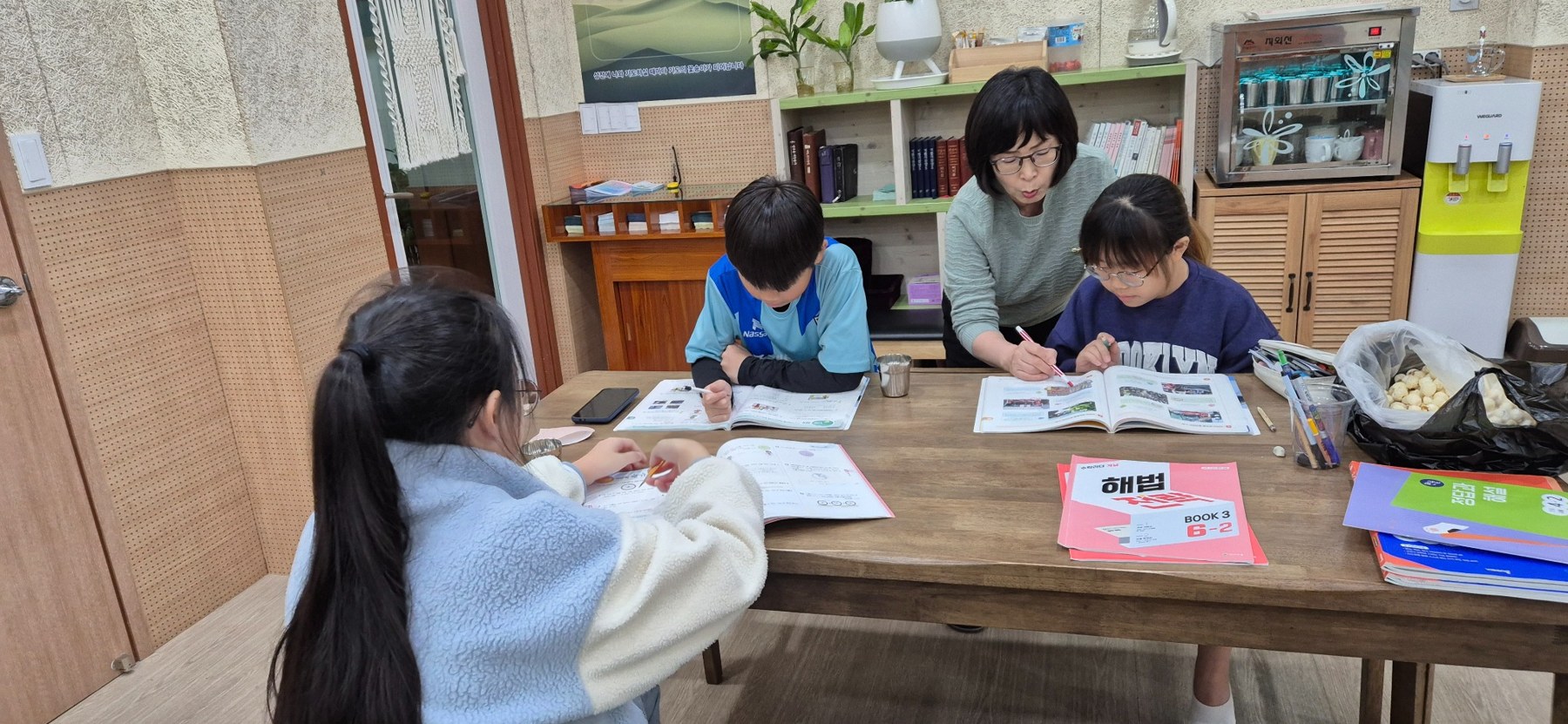 선생님과 함께 공부하는 아이들